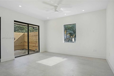 Снять в аренду виллу или дом в Форт-Лодердейл, Флорида 1 спальня, 53.42м2, № 1985696 - фото 24