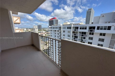 Condo in Hallandale Beach, Florida, 1 bedroom  № 1862381 - photo 15