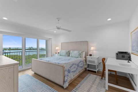 Condo in Boca Grande, Florida, 2 bedrooms  № 2105947 - photo 17