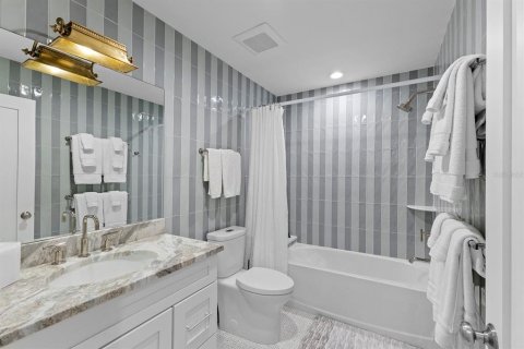 Condo in Boca Grande, Florida, 2 bedrooms  № 2105947 - photo 28