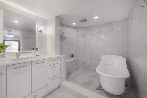 Condo in Tampa, Florida, 2 bedrooms  № 2149040 - photo 28