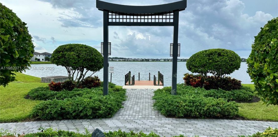 Таунхаус в Майами-Лейкс, Флорида 3 спальни, 147.53м2 № 2045594