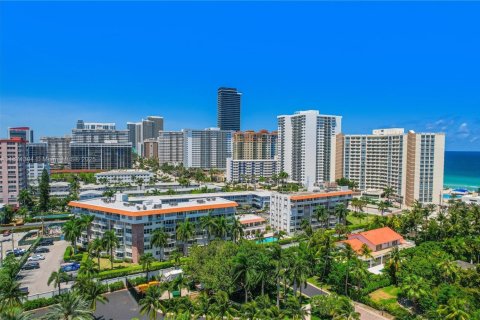 Condominio en venta en Hallandale Beach, Florida, 1 dormitorio, 78.97 m2 № 2035839 - foto 2