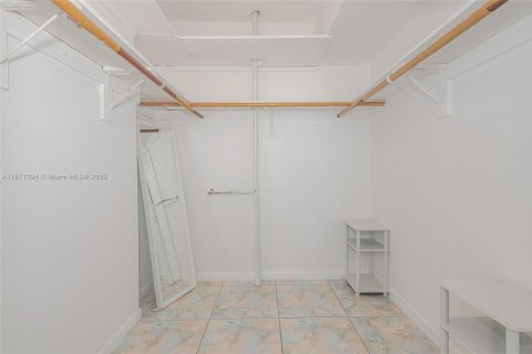 Condominio en venta en Hallandale Beach, Florida, 1 dormitorio, 78.97 m2 № 2035839 - foto 27