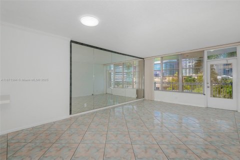 Condominio en venta en Hallandale Beach, Florida, 1 dormitorio, 78.97 m2 № 2035839 - foto 5