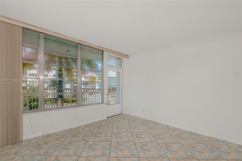 Condominio en venta en Hallandale Beach, Florida, 1 dormitorio, 78.97 m2 № 2035839 - foto 8