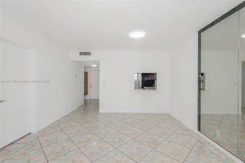 Condominio en venta en Hallandale Beach, Florida, 1 dormitorio, 78.97 m2 № 2035839 - foto 13