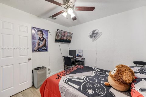 House in Miami, Florida 5 bedrooms, 204.38 sq.m. № 2172354 - photo 15