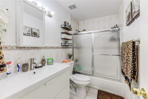 House in Miami, Florida 5 bedrooms, 204.38 sq.m. № 2172354 - photo 13