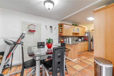House in Miami, Florida 5 bedrooms, 204.38 sq.m. № 2172354 - photo 18