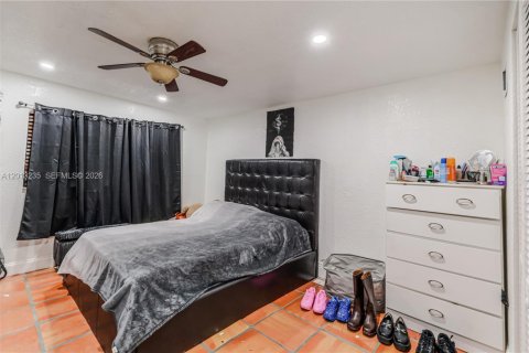 House in Miami, Florida 5 bedrooms, 204.38 sq.m. № 2172354 - photo 24