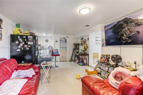 House in Miami, Florida 5 bedrooms, 204.38 sq.m. № 2172354 - photo 23