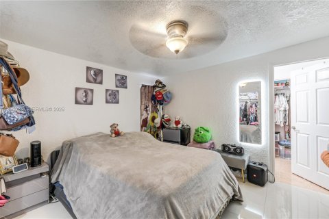 House in Miami, Florida 5 bedrooms, 204.38 sq.m. № 2172354 - photo 26