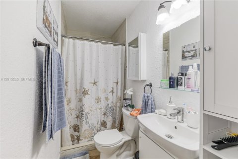 House in Miami, Florida 5 bedrooms, 204.38 sq.m. № 2172354 - photo 7