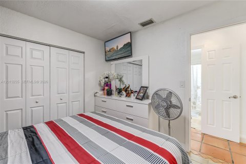 House in Miami, Florida 5 bedrooms, 204.38 sq.m. № 2172354 - photo 9