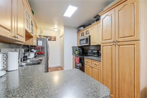 House in Miami, Florida 5 bedrooms, 204.38 sq.m. № 2172354 - photo 21