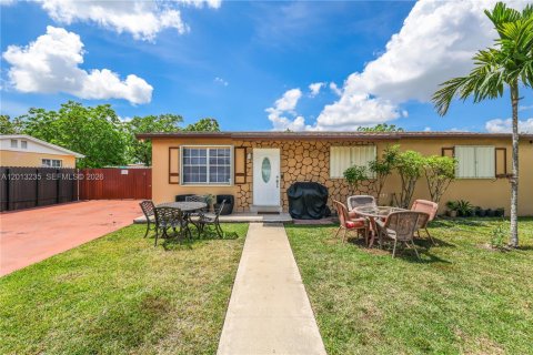 House in Miami, Florida 5 bedrooms, 204.38 sq.m. № 2172354 - photo 2