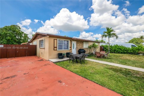 House in Miami, Florida 5 bedrooms, 204.38 sq.m. № 2172354 - photo 3