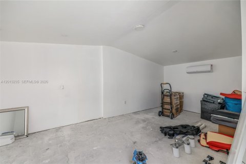 House in Miami, Florida 5 bedrooms, 204.38 sq.m. № 2172354 - photo 29