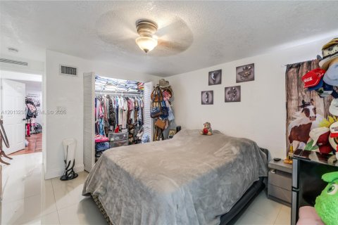 House in Miami, Florida 5 bedrooms, 204.38 sq.m. № 2172354 - photo 27