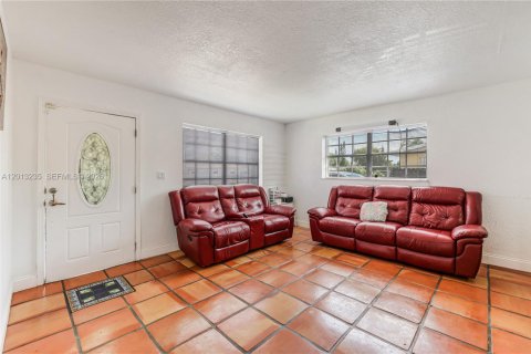 House in Miami, Florida 5 bedrooms, 204.38 sq.m. № 2172354 - photo 5