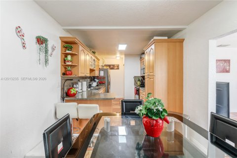 House in Miami, Florida 5 bedrooms, 204.38 sq.m. № 2172354 - photo 19