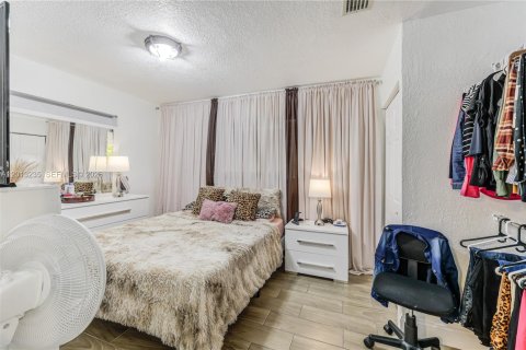 House in Miami, Florida 5 bedrooms, 204.38 sq.m. № 2172354 - photo 10