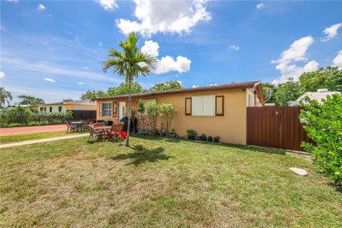 House in Miami, Florida 5 bedrooms, 204.38 sq.m. № 2172354