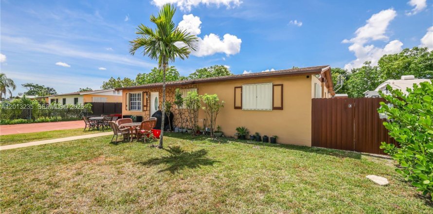 House in Miami, Florida 5 bedrooms, 204.38 sq.m. № 2172354