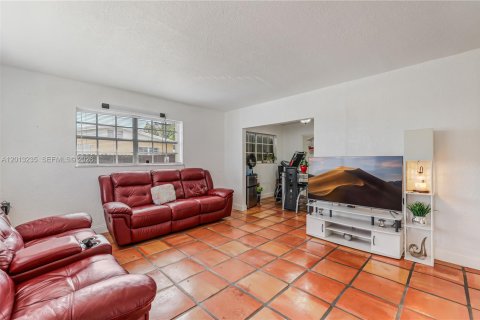 House in Miami, Florida 5 bedrooms, 204.38 sq.m. № 2172354 - photo 4