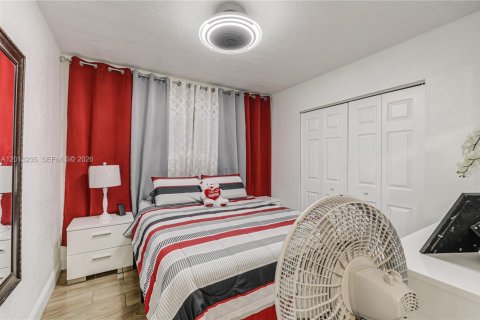 House in Miami, Florida 5 bedrooms, 204.38 sq.m. № 2172354 - photo 8