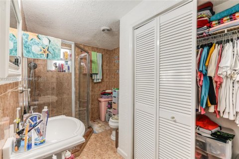 House in Miami, Florida 5 bedrooms, 204.38 sq.m. № 2172354 - photo 28