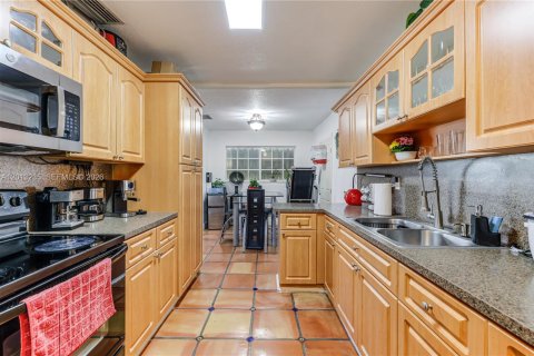 House in Miami, Florida 5 bedrooms, 204.38 sq.m. № 2172354 - photo 22
