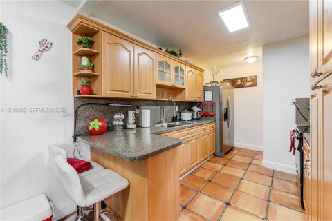 House in Miami, Florida 5 bedrooms, 204.38 sq.m. № 2172354 - photo 20