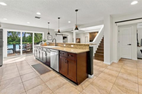 House in Tampa, Florida 4 bedrooms, 355.26 sq.m. № 2406635 - photo 5