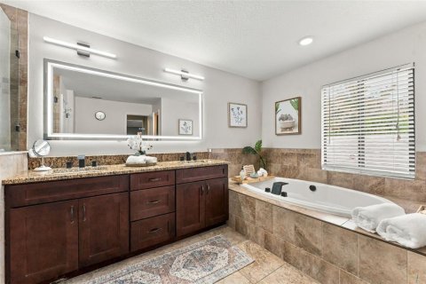 House in Tampa, Florida 4 bedrooms, 355.26 sq.m. № 2406635 - photo 18