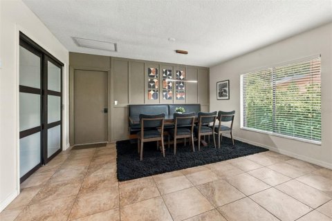 House in Tampa, Florida 4 bedrooms, 355.26 sq.m. № 2406635 - photo 6