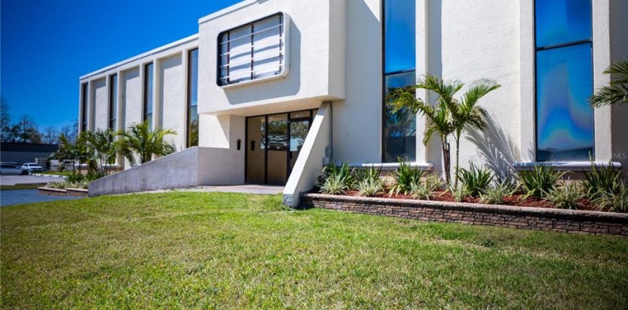 Commercial property in Clearwater, Florida 753.9 sq.m. № 1609132