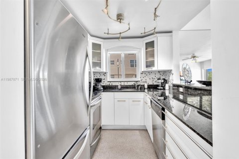 Apartamento en alquiler en Lauderdale-by-the-Sea, Florida, 1 dormitorio, 67.82 m2 № 2051168 - foto 3