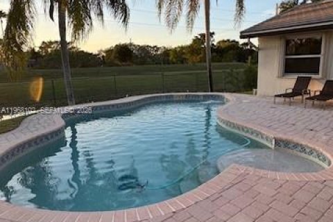 Снять в аренду виллу или дом в Уэстон, Флорида 4 спальни, 190.64м2, № 2033747 - фото 18