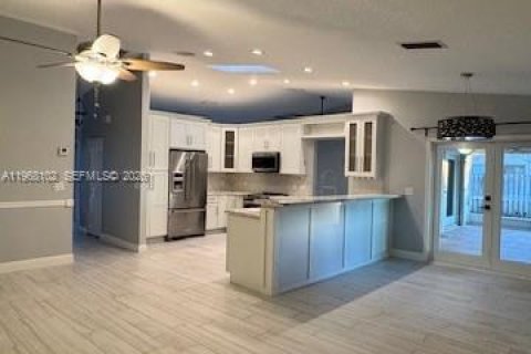 Снять в аренду виллу или дом в Уэстон, Флорида 4 спальни, 190.64м2, № 2033747 - фото 13