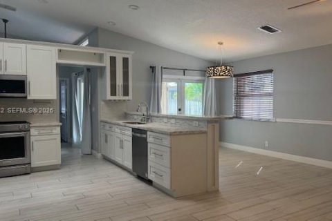 Снять в аренду виллу или дом в Уэстон, Флорида 4 спальни, 190.64м2, № 2033747 - фото 8