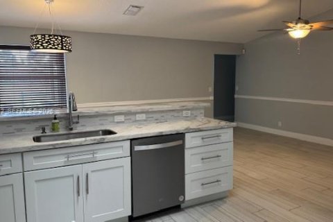 Снять в аренду виллу или дом в Уэстон, Флорида 4 спальни, 190.64м2, № 2033747 - фото 4