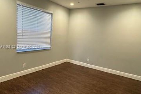 Снять в аренду виллу или дом в Уэстон, Флорида 4 спальни, 190.64м2, № 2033747 - фото 6