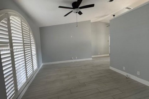 Снять в аренду виллу или дом в Уэстон, Флорида 4 спальни, 190.64м2, № 2033747 - фото 12