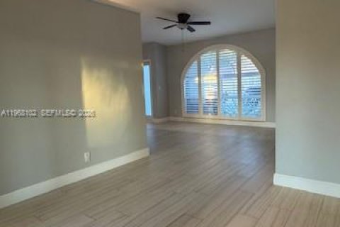 Снять в аренду виллу или дом в Уэстон, Флорида 4 спальни, 190.64м2, № 2033747 - фото 14