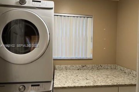 Снять в аренду виллу или дом в Уэстон, Флорида 4 спальни, 190.64м2, № 2033747 - фото 16