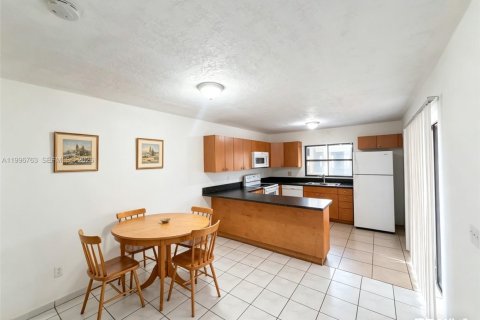 Townhouse in Hialeah, Florida 3 bedrooms, 154.68 sq.m. № 2063093 - photo 8