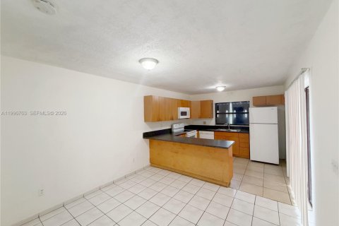 Townhouse in Hialeah, Florida 3 bedrooms, 154.68 sq.m. № 2063093 - photo 9