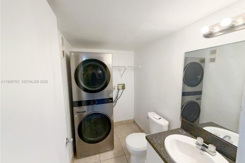 Townhouse in Hialeah, Florida 3 bedrooms, 154.68 sq.m. № 2063093 - photo 12